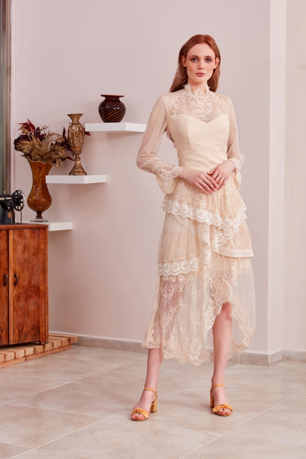 Modern tarz abiye modellerinin yanında vintage modern özel tasarım elbise modellerini de bulabileceğiniz Serap Style sizlere özel dikim fırsatı da sunuyor.